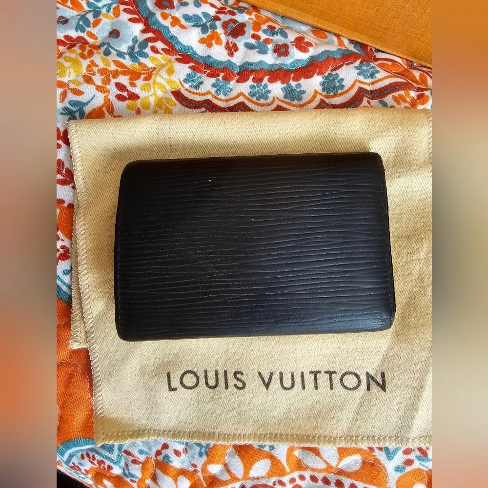 Louis Vuitton Black Epi 6 Key Holder - Picture 2 of 9